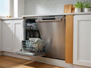otwarta zmywarka z naczyniami